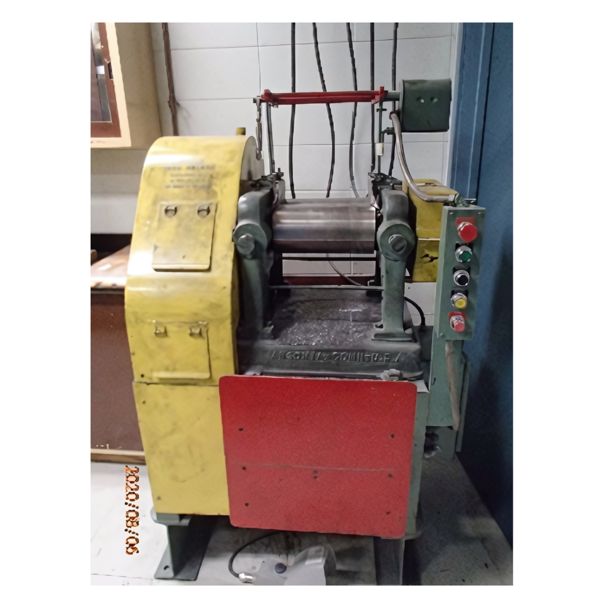 mage du Mélangeur à Rouleau Farrel-Birmingham BL2, utilisé pour façonner des plaques de caoutchouc d'épaisseur presque uniforme en laboratoire ou en production industrielle.