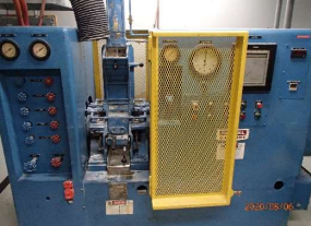 Image du Mélangeur Interne Banbury Farrel-Birmingham Lab Banbury BR, un appareil conçu pour mélanger des formulations de caoutchouc dans un environnement de laboratoire.