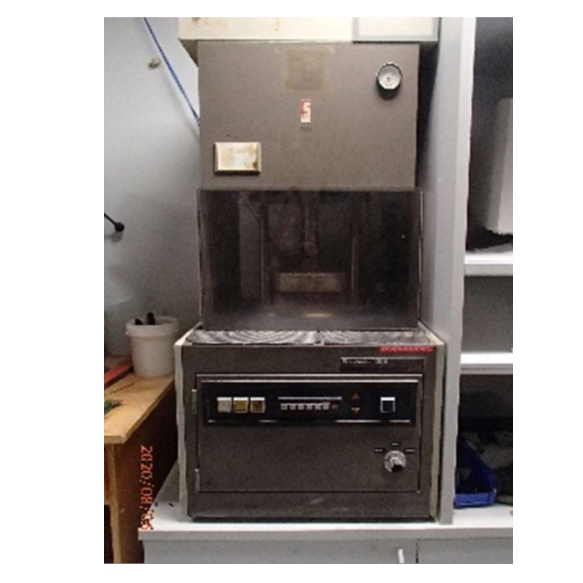 Image montrant le Rhéomètre ODR Monsanto Rheometer 100S, un appareil utilisé pour tracer la courbe rhéologique du caoutchouc non-vulcanisé en laboratoire.
